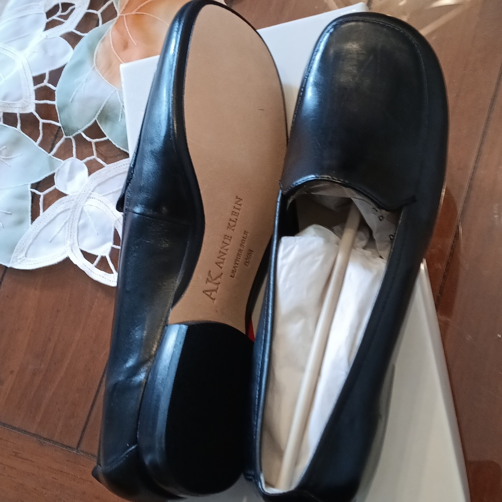 Black Leather Loafers, Anne Klein, Size 8 1/2 - Picture 4 of 6